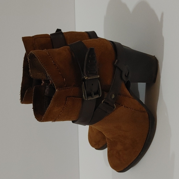 Boots - Picture 3 of 4